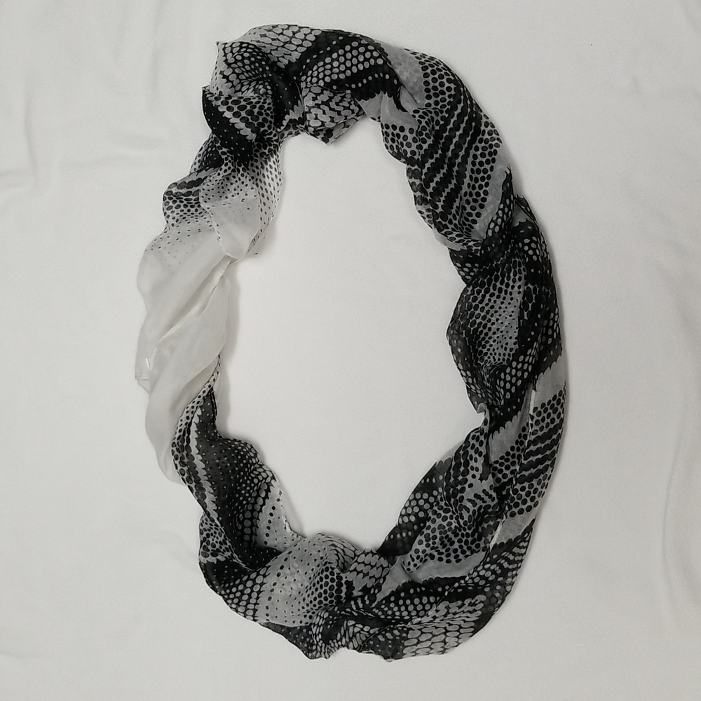 Infinity scarf black and white